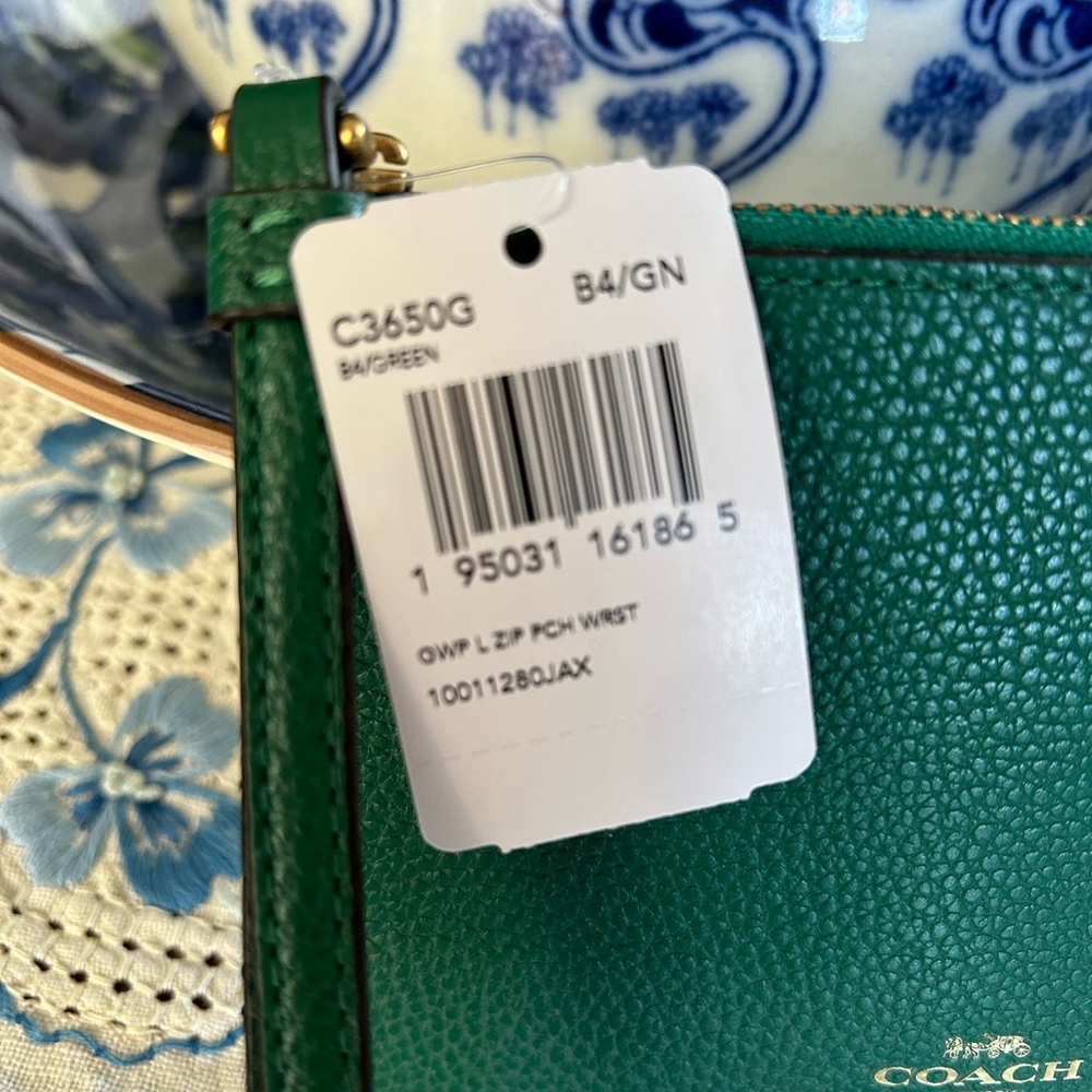 HOST PICK! NWT COACH WRISTLET-Pebble leather-Beautiful Green! - Picture 3 of 8